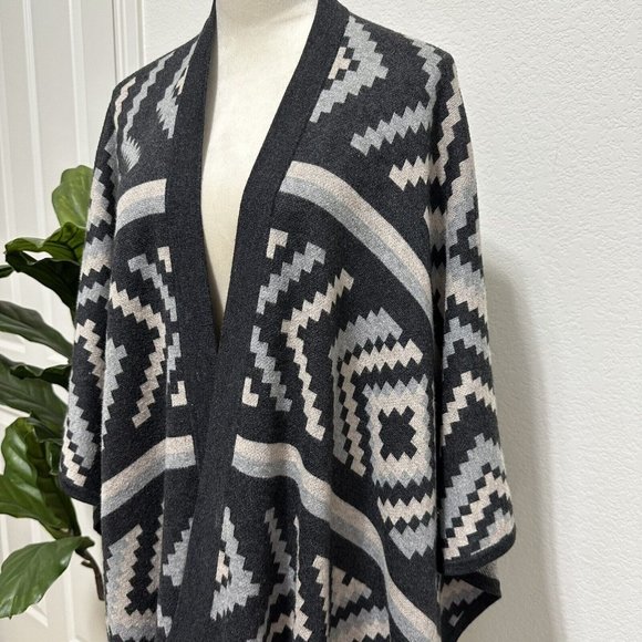 Left on Houston Women's Southwestern Oversized Open Poncho Sweater Size XS/S - Picture 1 of 7